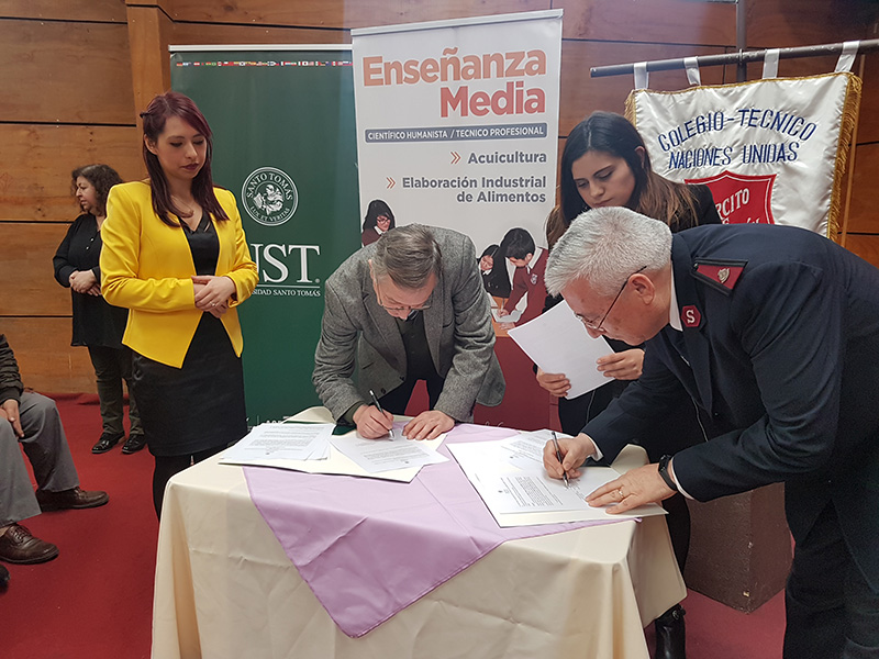Liceo Naciones Unidas y Universidad Santo Tomás firman convenio de colaboración
